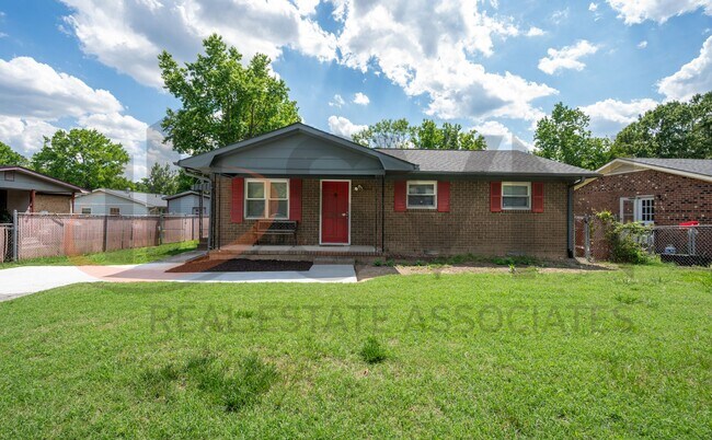 Foto del edificio - 3BR, 1.5BA Durham Gem with Fenced Front & Back Yard!