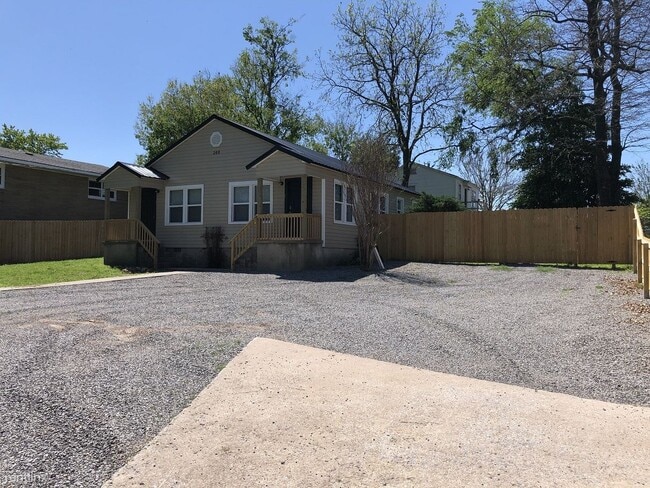 Building Photo - 1 br, 1 bath Duplex - 208 Goingsnake St 1