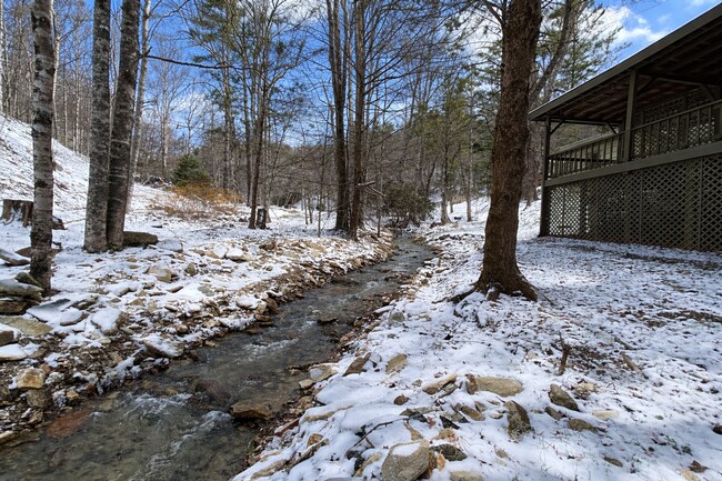 Foto del edificio - Creekside Cottage Living with Bonus Studio Space