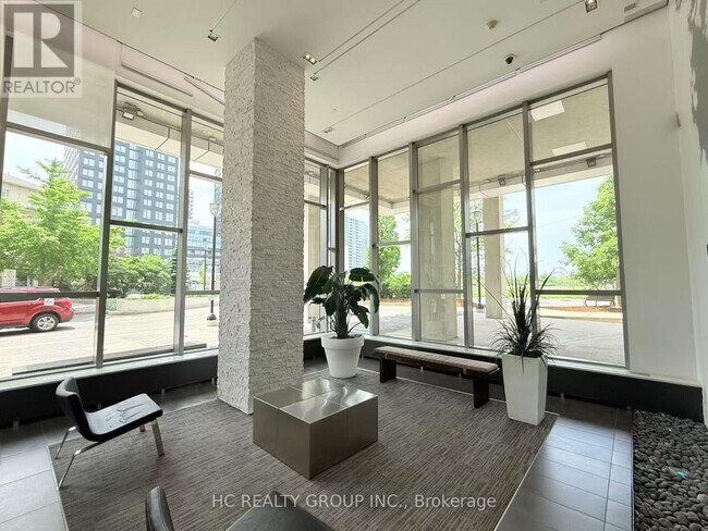 Photo du bâtiment - 360-360 Square One Dr
