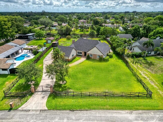 Foto del edificio - 4920 SW 170th Ave
