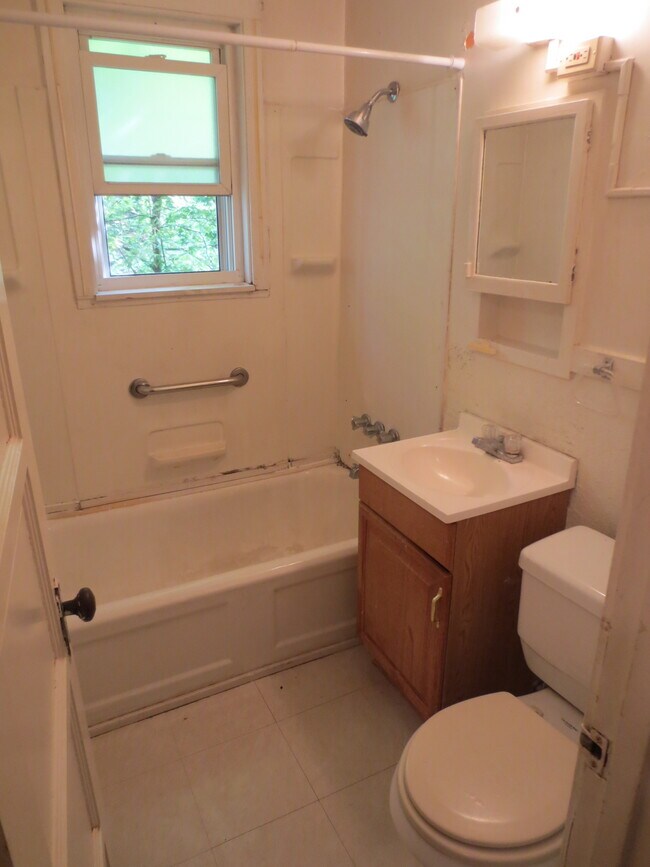 Foto del edificio - 339 Hemlock Dr