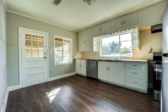 Building Photo - Freshly Updated 2 Bedroom House