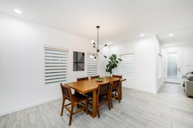 Building Photo - 425 Deer Path Lp