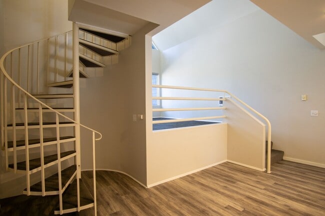 Building Photo - Fantastic Lake Oswego 2Bdr w/Fireplace, Dishwasher & W/D + Balcony