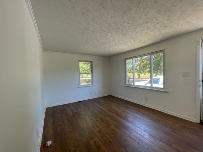 Building Photo - 10714 Quaker Rd