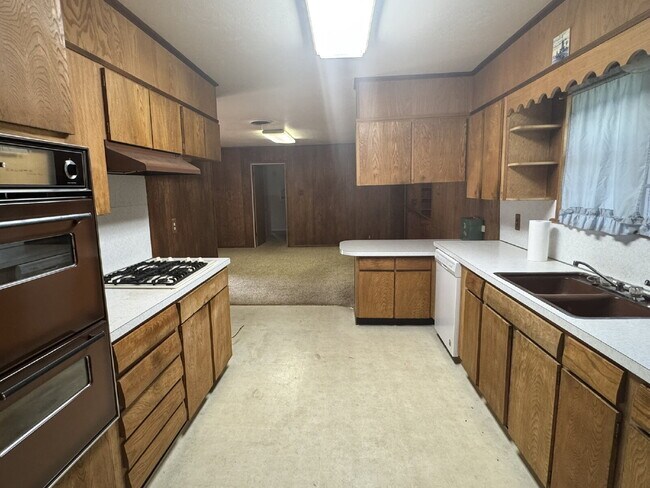 Building Photo - 3 bedroom 2 bath over 2000 sq ft, one bloc...
