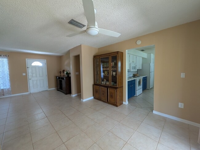 Building Photo - 4418 Parrot Ave