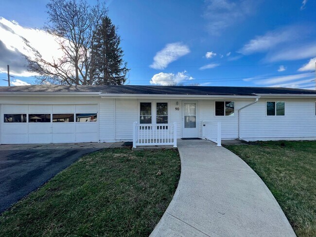 Foto del edificio - Expansive 4-Bedroom, 2-Bath Home Offering ...