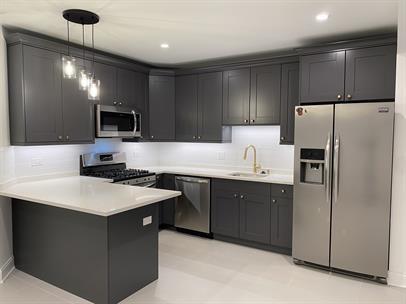 Foto del edificio - "Chic Urban Living: Cozy 1-Bedroom Gem in the Heart of Chicago's Vibrant Hoyne Avenue!"