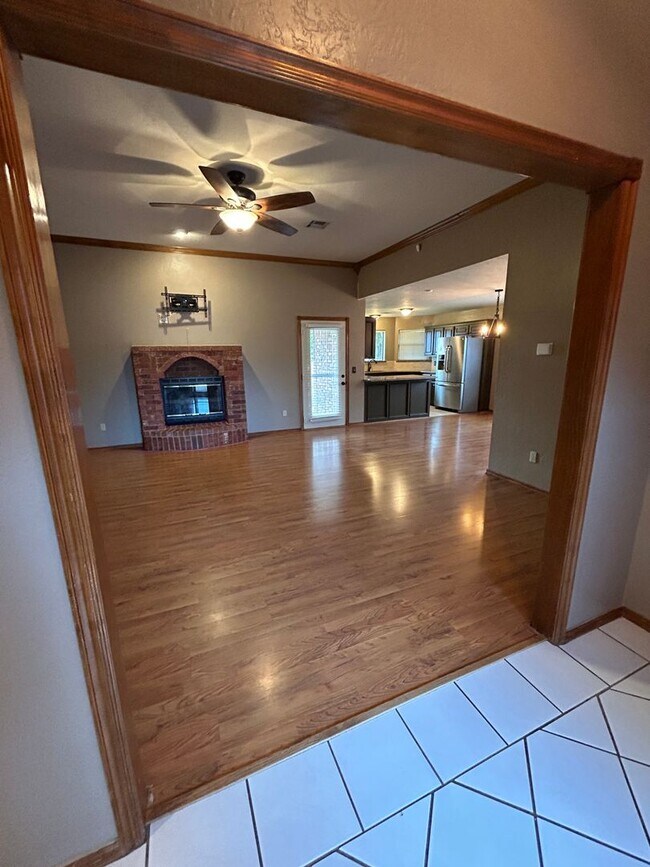 Building Photo - 3 Bed, 2 Bath in the Eisenhower School Dis...