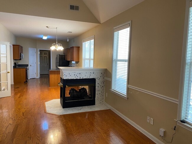 Building Photo - Adorable 3 bedroom 2 bath new carpet, gas ...