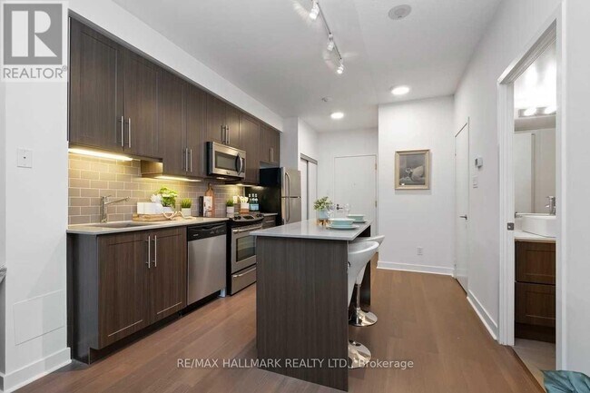 Building Photo - 1171 Queen St W