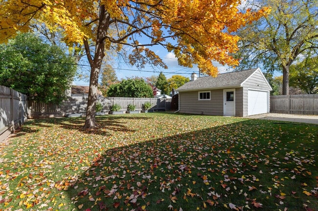 Building Photo - 810 E Pershing St