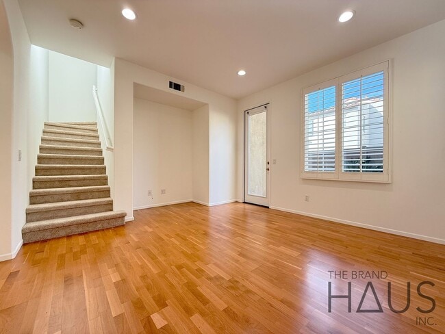 Foto del edificio - Desirable Oak Creek Community Detached Home with Two Car Garage