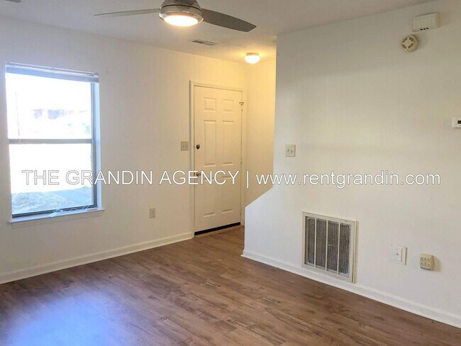Foto del edificio - 2821 Clarendon Avenue Northwest - 1