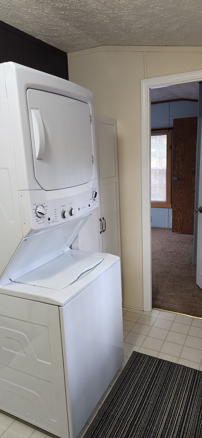 Building Photo - 759 Czech Dr