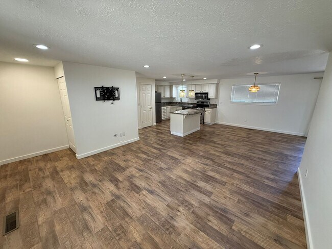 Building Photo - Updated Three Bedroom Home in South Salem