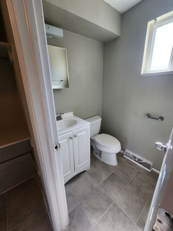 Building Photo - 721 Fraser St