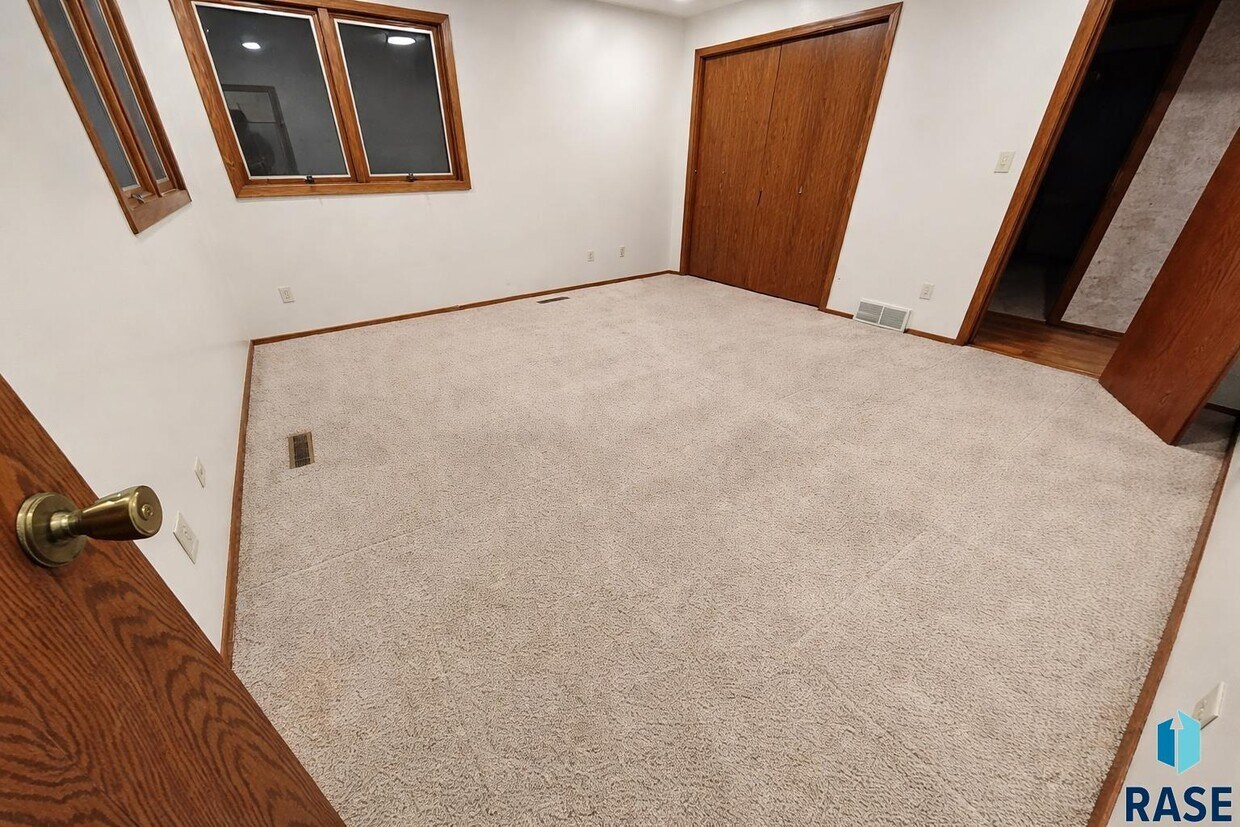 Building Photo - 4504 S Lewis Ave