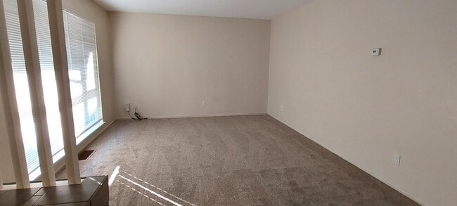Building Photo - 9005 Fashion Dr