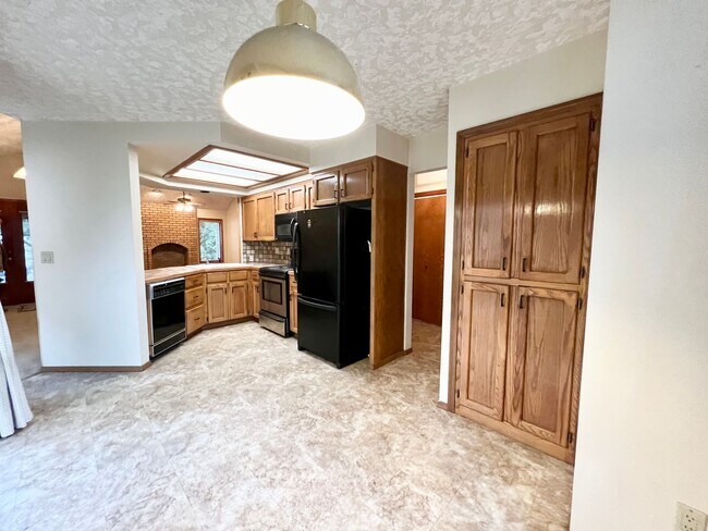 Photo - Spacious 3 BD/2BA Home Near Mt.Tabor w/2 C...