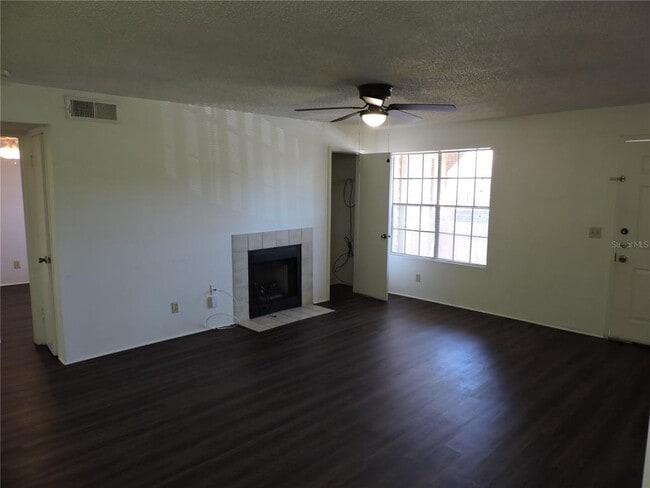 Building Photo - 415 Lakepointe Dr