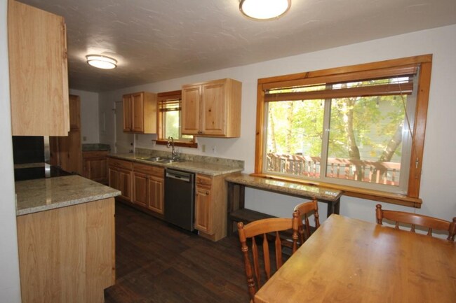 Building Photo - 512 Skyles Pl