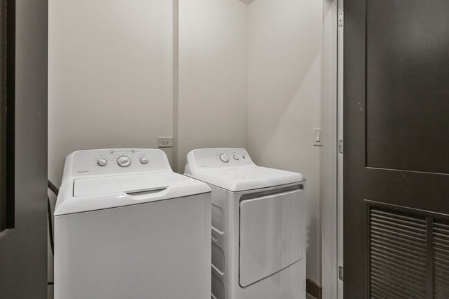 Building Photo - 2319-2551 N Southport