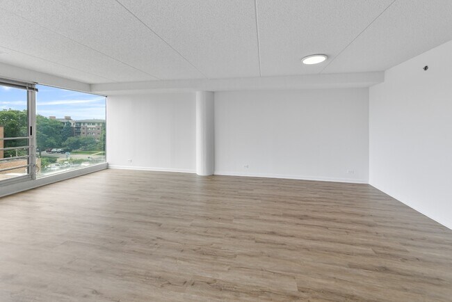Foto del edificio - Modern 1-Bedroom in Downtown Highland Park | In-Unit Laundry + Garage Parking