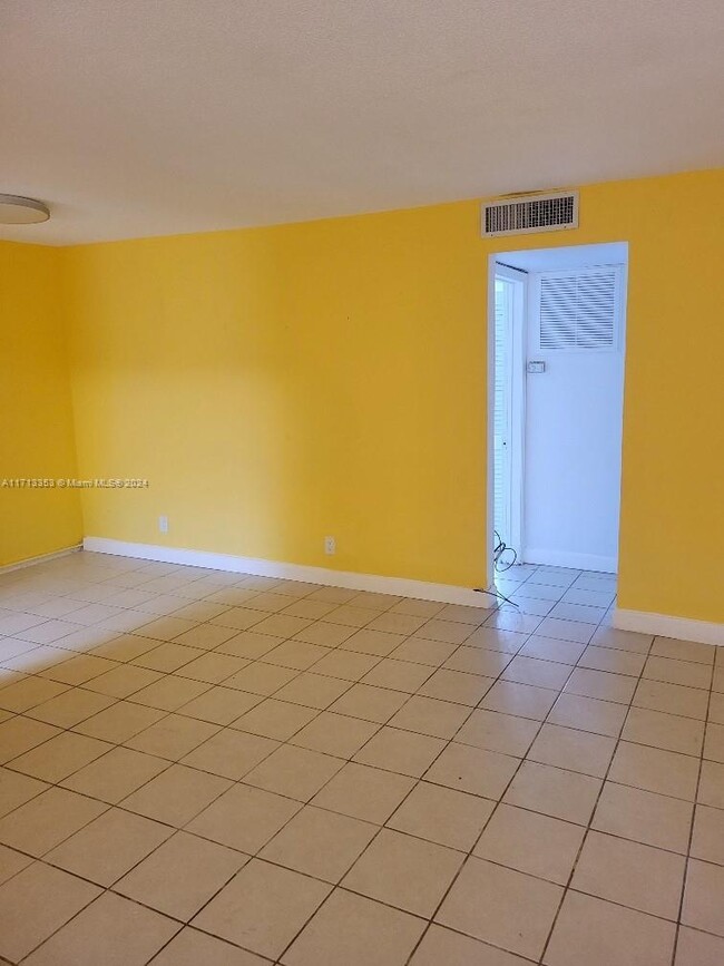 Building Photo - 1 bedroom in Hallandale FL 33009