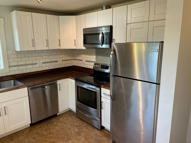 Building Photo - Light bright 3bed 1bath house with huge ya...