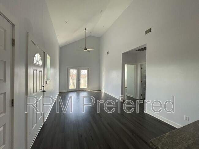 Building Photo - 430 Schmidt