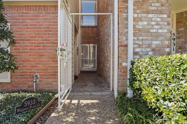 Foto del edificio - 5933 Woodway Place Ct