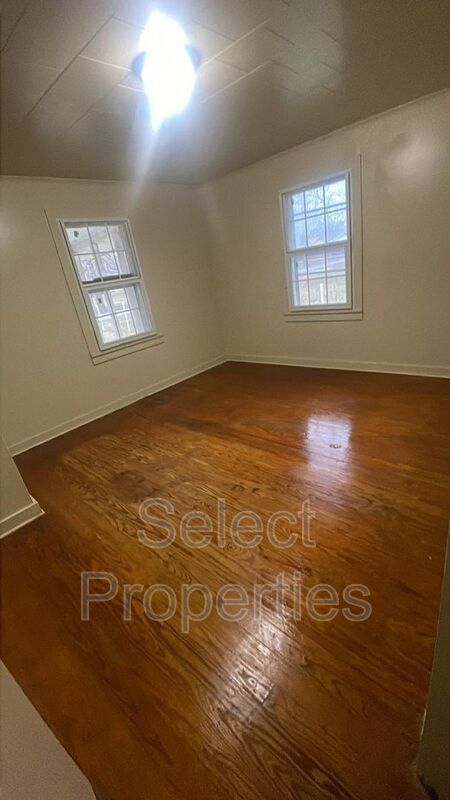 Building Photo - 106 E Gum St