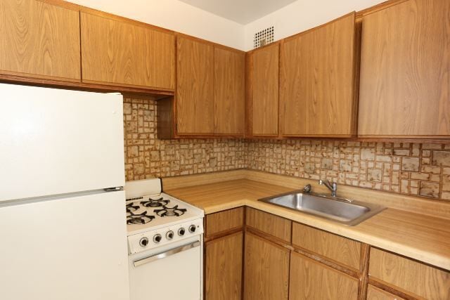 Building Photo - 735 W Belmont Ave