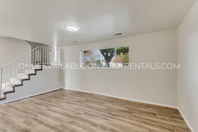 Building Photo - 30 E 925 N