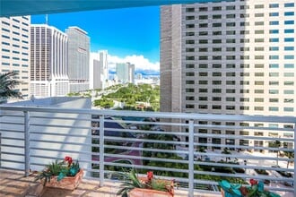 Building Photo - 335 S Biscayne Blvd