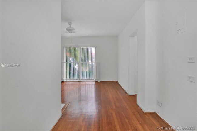 Foto del edificio - 9064 Collins Ave