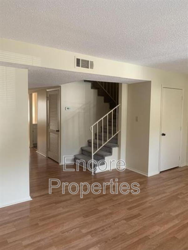 Building Photo - 1411 Foxwood Dr