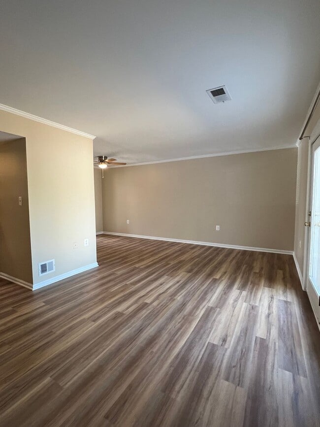 Building Photo - Leesburg Virginia Knolls Townhouse