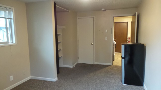 Building Photo - bedroom in Eugene OR 97401
