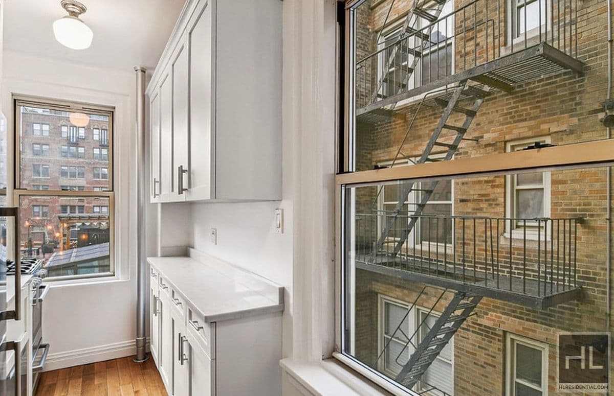 Building Photo - EAST 10 STREET