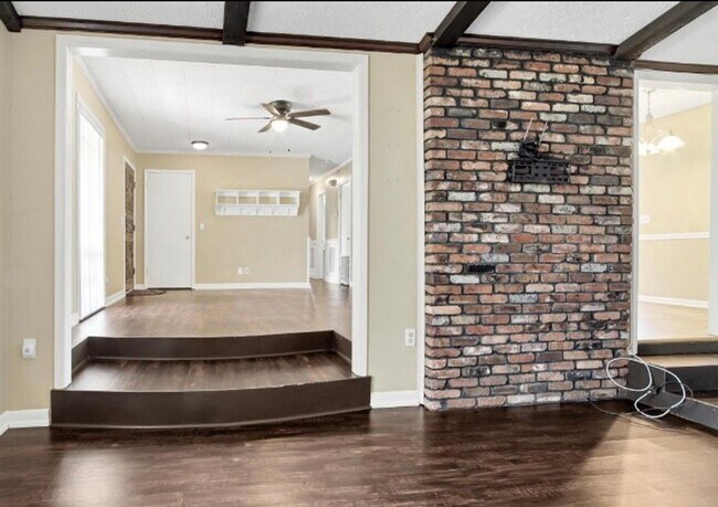 Building Photo - 3 bedroom, 2 bath home Convenient to schoo...