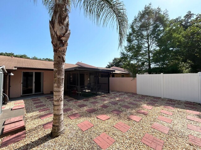 Foto del edificio - 2 Bedroom Villa with Screened in Patio!