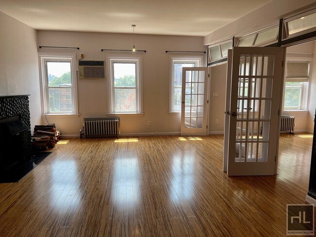 Building Photo - 1500sft Top Floor 2BR 1BA Industrial Chic ...