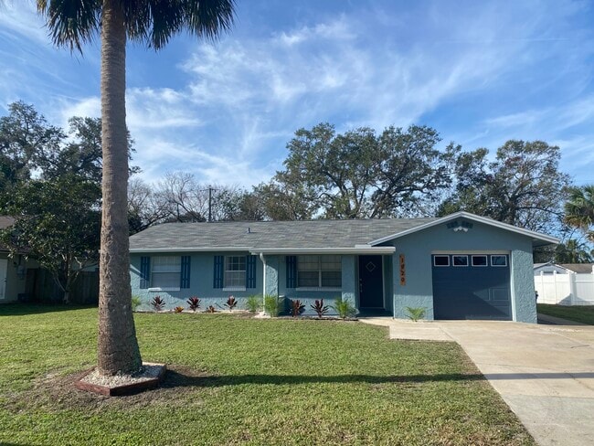 Building Photo - 1920 Travelers Palm Dr