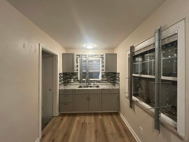 Building Photo - 5070 Lafontaine St