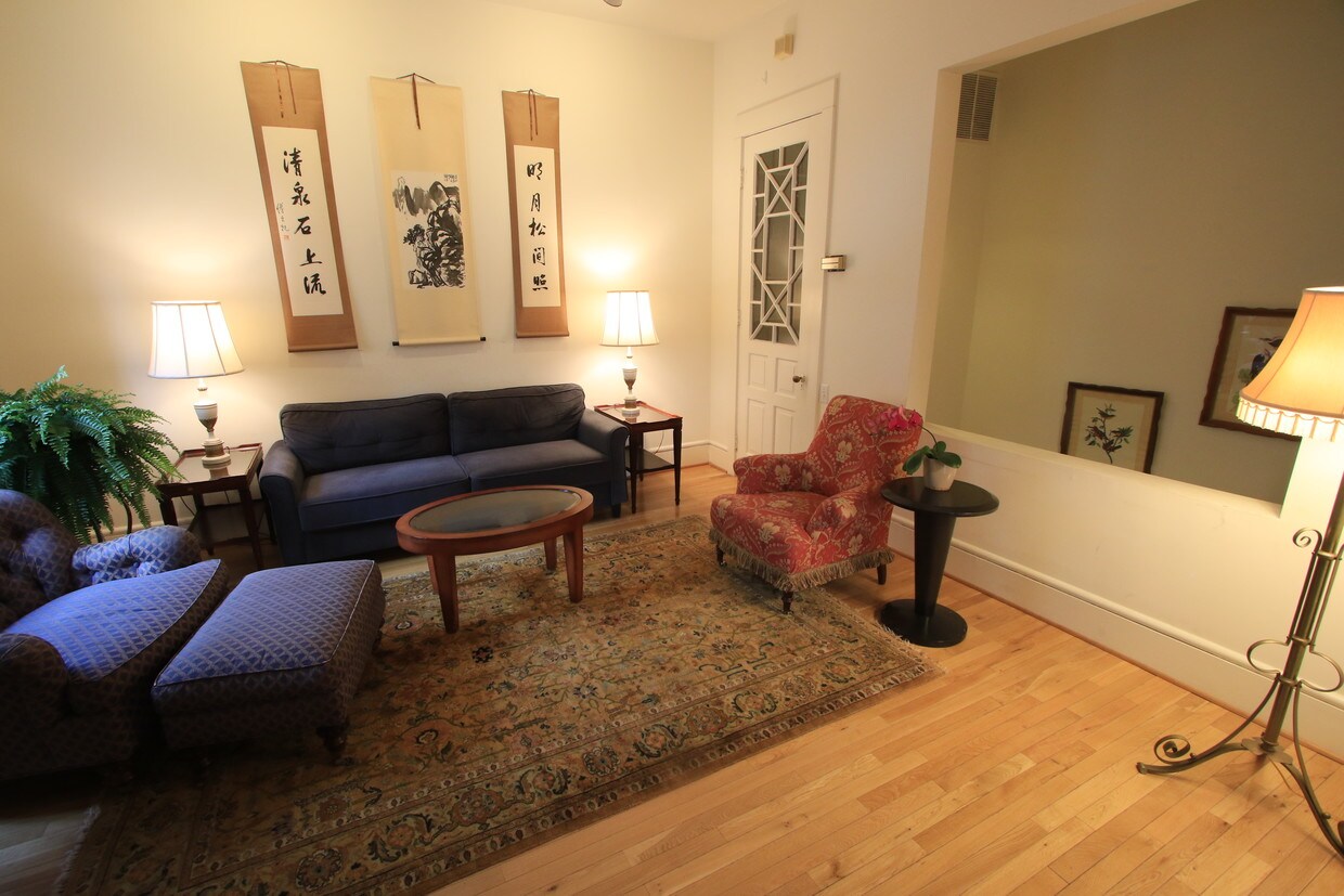 living room - 1528 Corcoran St NW