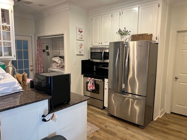 Photo - 6 Bedroom Pierce Ave House